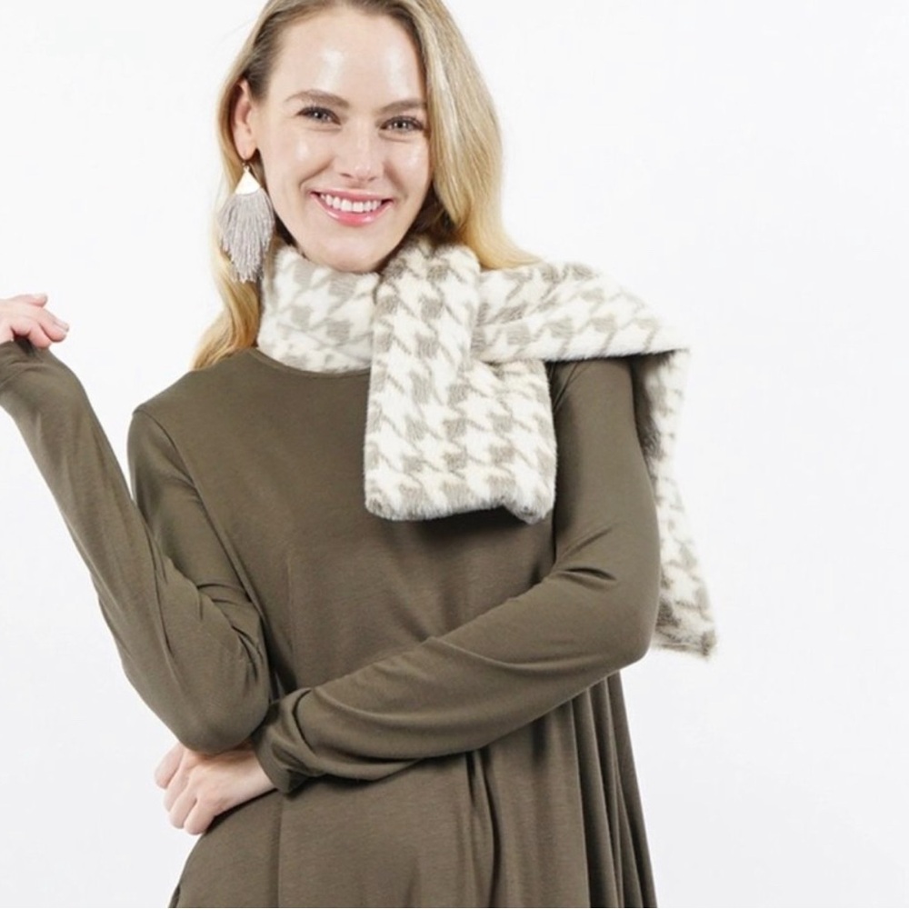 Faux Fur Scarf Houndstooth Tuck-In Scarf - Picture 3 of 3